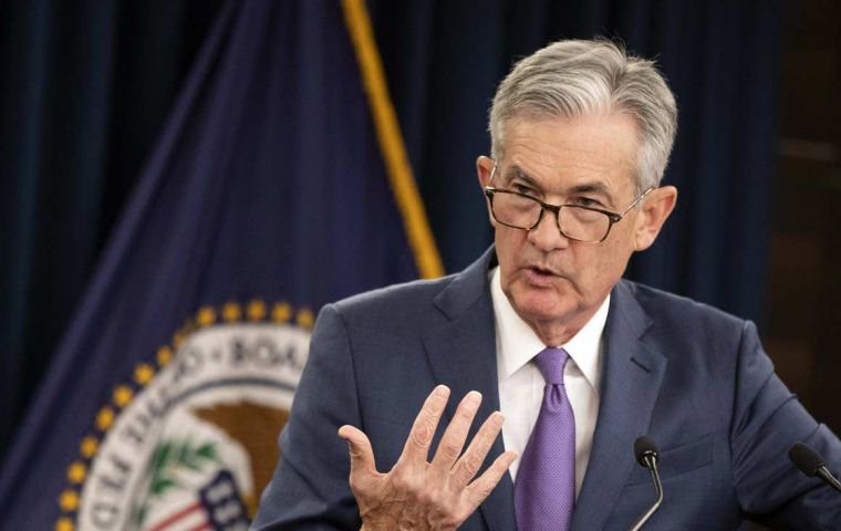 “FOMC, anticipa que los aumentos en curso del rango objetivo son apropiados para una política suficientemente restrictiva para que la inflación vuelva al 2%, a mediano término” sostuvo Powell