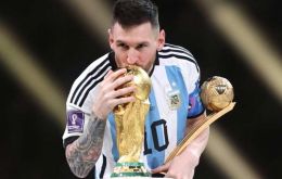 Messi ahora ha ganado un título mundial, lo que iguala en la tabla de méritos al fallecido Diego Armando Maradona