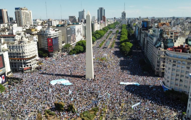 Las autoridades argentinas estarían considerando la posibilidad de declarar feriado nacional el martes  