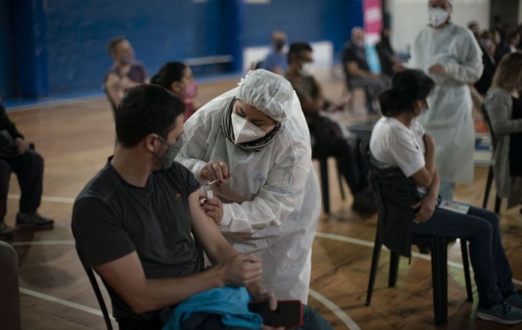 “Empezamos 2023 con una circulación muy alta de Covid-19, SARS-CoV-2, concomitantemente con la gripe”, dijo Rearte