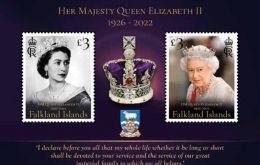 El sello honrando a la Reina con el escudo de las Falklands al centro