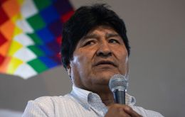 La nueva medida se suma a la prohibición de Evo de ingresar a Perú y la quita de una medalla del Congreso