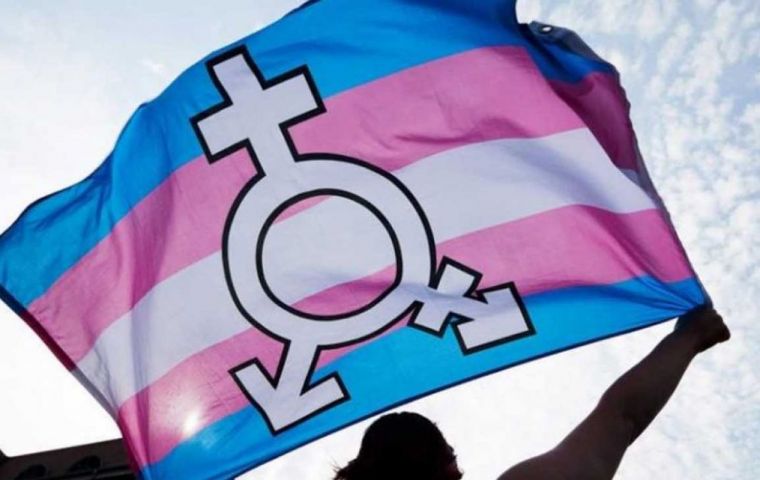 Los manifestantes celebraron la ocasión y recordaron las muertes de transexuales y travestis en Brasil