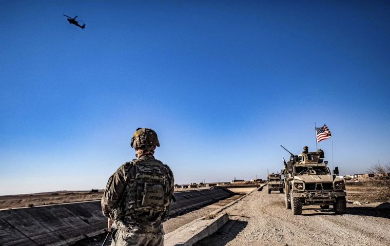 Tres soldados estadounidenses y un perro están siendo atendidos en un centro médico en Irak tras la misión en helicóptero