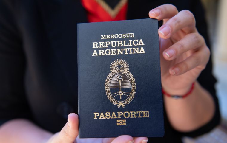 El canciller argentino Cafiero insistió en que el primer paso debe darlo el interesado en la Embajada argentina