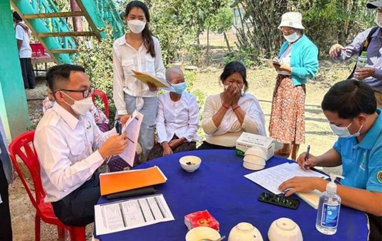 Una niña de 11 años murió de H5N1 en Camboya y su padre dio positivo en las pruebas del virus