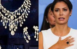 Arabia Saudita le regaló joyas por US$ 3 millones a la primera dama Michelle Bolsonaro justo después de que Petrobras le vendiera una refinería por US$ 1.800 millones
