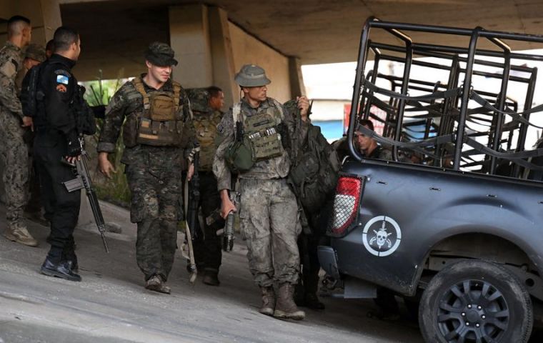 “Todos nuestros vehículos blindados y aeronaves recibieron varios disparos de fusil”, señaló también a la prensa el portavoz de la Policía Fabrício Oliveira