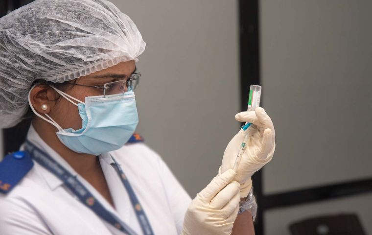 “Los países deben tener en cuenta su contexto específico a la hora de decidir si siguen vacunando a los grupos de bajo riesgo”, explicó Hanna Nohynek, de la OMS.