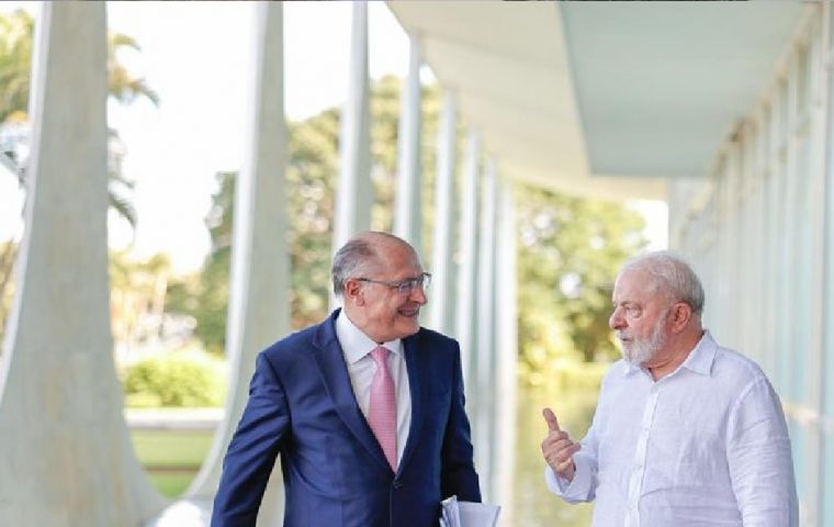 Lula (derecha) y el vicepresidente Alckmin trabajaron el viernes en la residencia presidencial