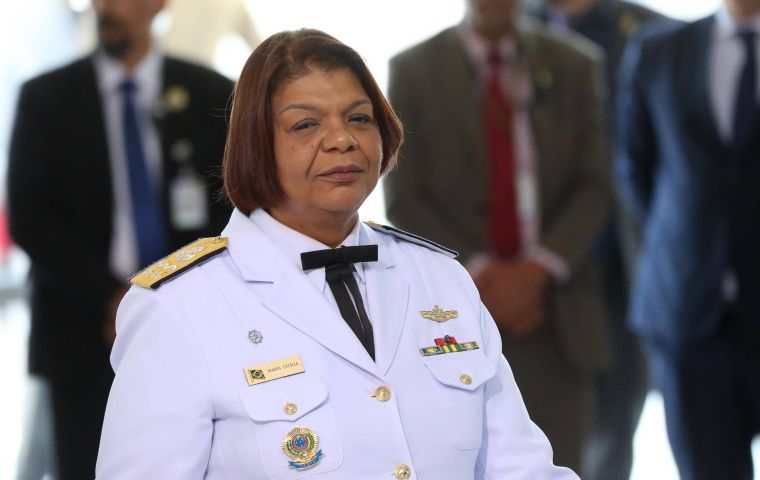 “Creo que a partir de ahora surgirán otras almirantes mujeres, porque un gran número de mujeres ya están entrando en las filas”, dijo Barbosa