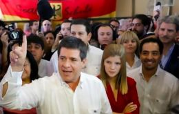 El ex presidente paraguayo Cartes se vio obligado a dejar que otras autoridades del partido negociaran y firmaran