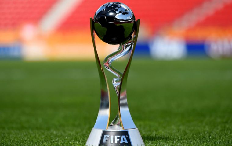 “El país de los actuales campeones del mundo abrirá sus puertas a las grandes estrellas del fútbol mundial del mañana”, dijo Infantino