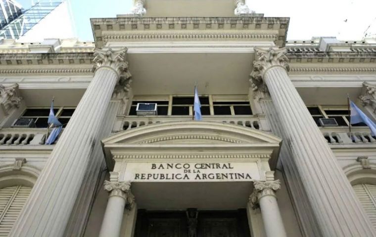 Tras seis días de compras, el Banco Central de Argentina tuvo que vender dólares para evitar un aumento más pronunciado del ”blue”