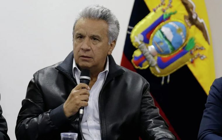 Moreno se moviliza en silla de ruedas y se negó a viajar de Asunción a Quito alegando problemas de salud