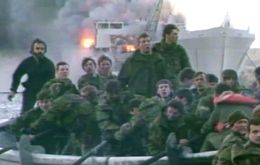 Los ataques fueron el 8 de junio de 1982 por aviones Skyhawk contra buques de desembarco Sir Tristram y Sir Galahad frente a Fitzroy en las Islas Falkland