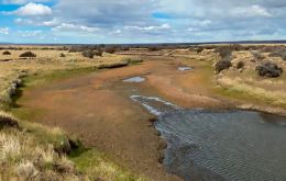 A juzgar por los actuales niveles de agua, las autoridades chilenas sospechan que continúan las obras en el lado argentino del río Vizcachas