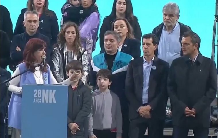 De izquierda a derecha: CFK, Máximo Kirchner, Wado De Pedro y Sergio Massa. El mensaje estaba allí; no tanto en el discurso de la Vicepresidenta.