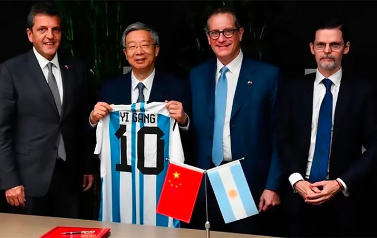 Durante la reunión, la delegación argentina entregó a sus interlocutores chinos camisetas oficiales de la selección argentina de fútbol.