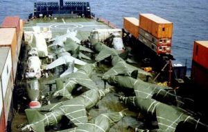 El Atlantic Conveyor lleno de contenedores y helicópteros hundido en San Carlos