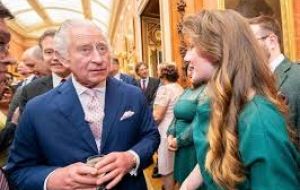 En la foto se puede ver a la legisladora MLA Barkamn con el rey Carlos III, durante una velada en el Palacio de Buckingham