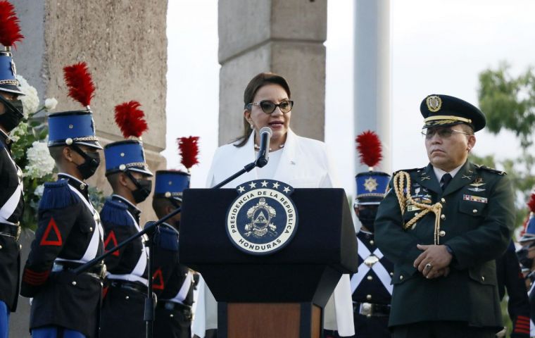 “Pido su colaboración para desmantelar el crimen que opera con impunidad en Honduras”, dijo Castro también en redes sociales