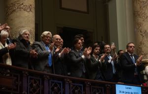 El Presidente Luis Lacalle Pou, junto con los ex presidentes Julio María Sanguinetti (1985-1990 y 1995-2000), Luis Lacalle Herrera (1990-1995) y José Mujica (2010-2015), asistieron a la sesión.