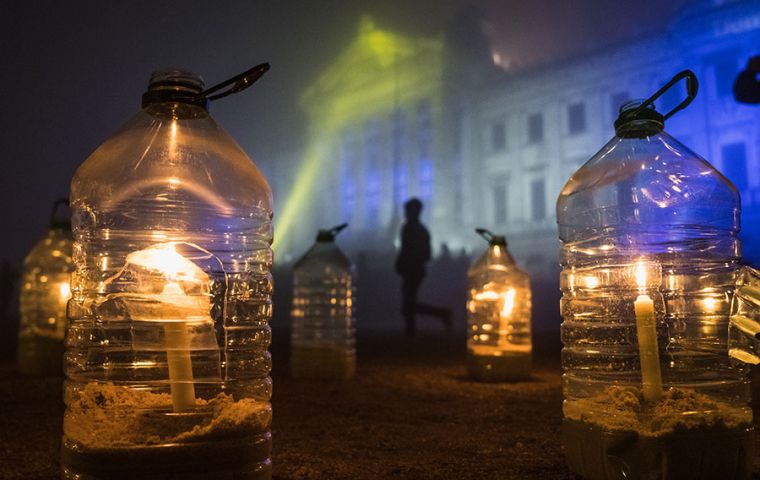 Simultáneamente, se celebró una vigilia nocturna en el exterior de los locales, acompañada del encendido de velas alrededor del edificio. Foto: Sebastián Astorga