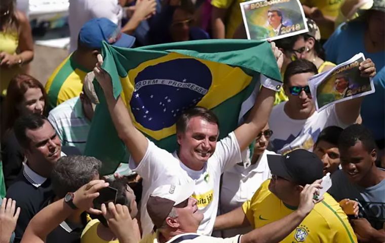 Los revoltosos eran mujeres con biblias y hombres con banderas, argumentó Bolsonaro