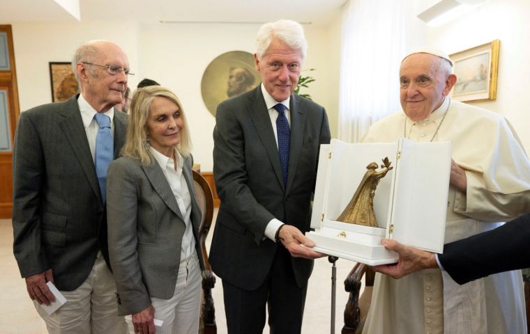 “Muchas gracias por visitarme”, dijo Francisco a Clinton en inglés