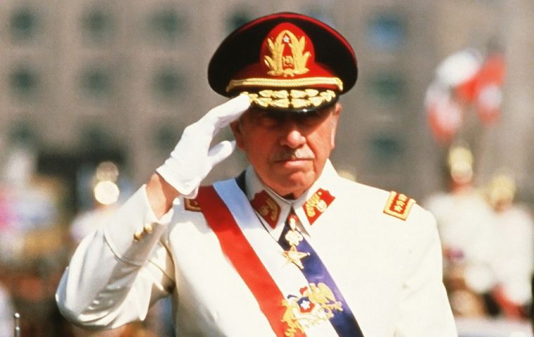 El nombre de Pinochet no debería estar entre los de las personas que fueron elegidas Presidente de Chile