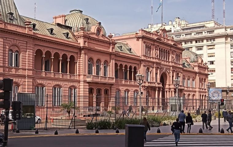 Equipos de explosivos de la Ciudad de Buenos Aires y de la Policía Federal revisaron la Casa Rosada y no encontraron nada
