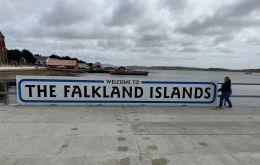 Quién tendría derecho automático al estatus de las Falklands bajo la Constitución de las Islas?