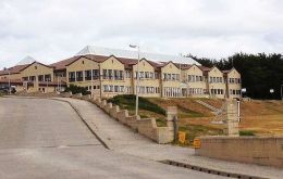 La Escuela Comunitaria, imponente edificio en la capital de las Falklands, Stanley  y centro neurálgico de la formación de las nuevas generaciones  