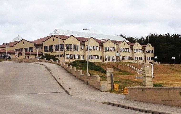 La Escuela Comunitaria, imponente edificio en la capital de las Falklands, Stanley  y centro neurálgico de la formación de las nuevas generaciones  