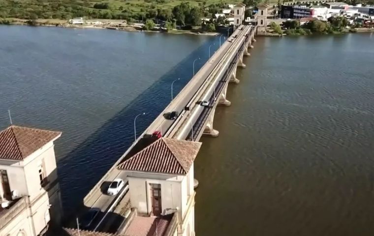 Brasil va a financiar la obra total del puente y la conexión de su lado, explicó Falero 