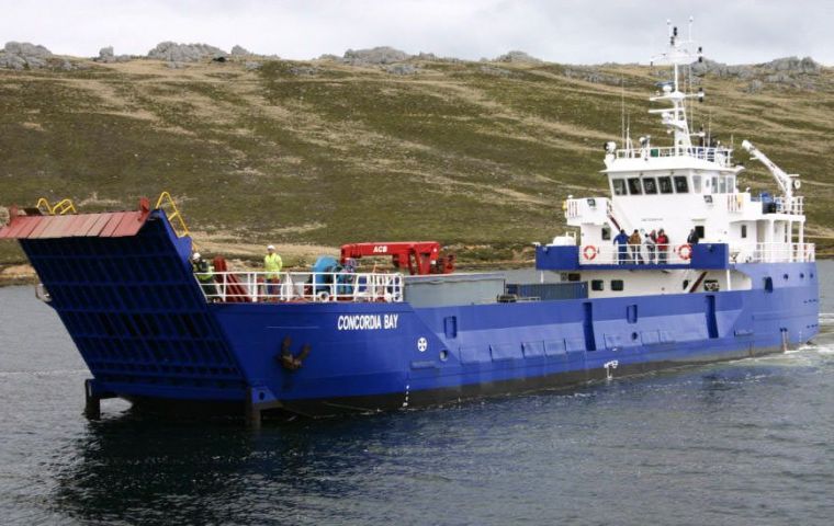 El ferry Concordia Bay que une las dos islas mayores de las Falklands, Este y Oeste, entre New Haven y Port Howard/Fox Bay en el Oeste