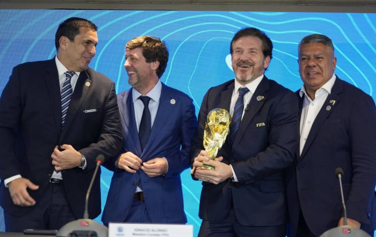 El fútbol unirá a seis países, dijo Domínguez