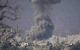 Mientras tanto, en el frente de batalla, Israel amplió sus operaciones terrestres en Gaza e intensificó los ataques aéreos