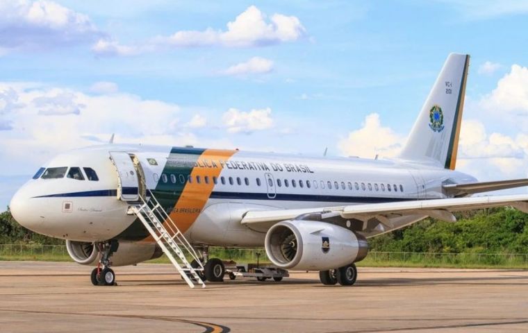 El avión presidencial brasileño llegará a la capital del país sudamericano poco antes de la medianoche.