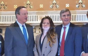 MLA Barkman junto al canciller David Cameron y el ministro para las Américas, David Rutley                                  