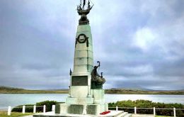 El Memorial a la Batalla Naval de las Falklands ubicado en un lugar privilegiado de la costanera de la capital Stanley