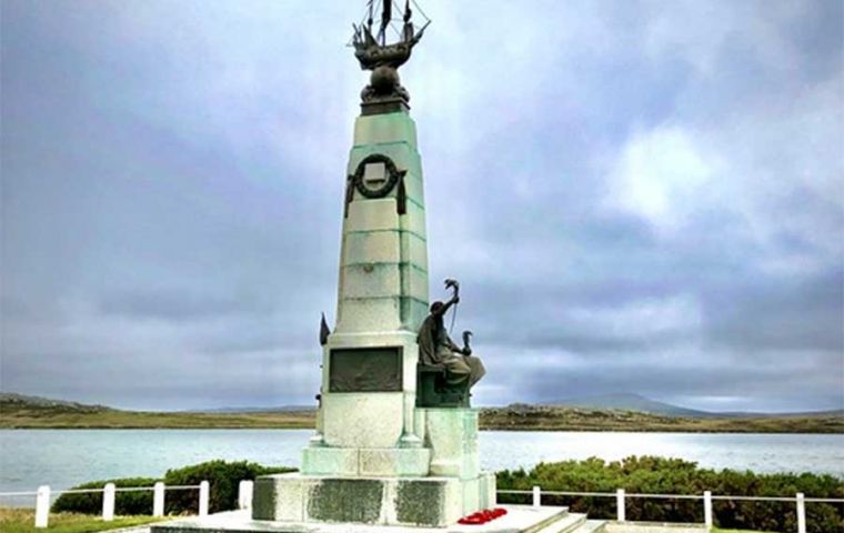 El Memorial a la Batalla Naval de las Falklands ubicado en un lugar privilegiado de la costanera de la capital Stanley