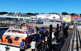 Un día de mucho trabajo en el muelle de recepción de turistas que desembarcan en Falklands