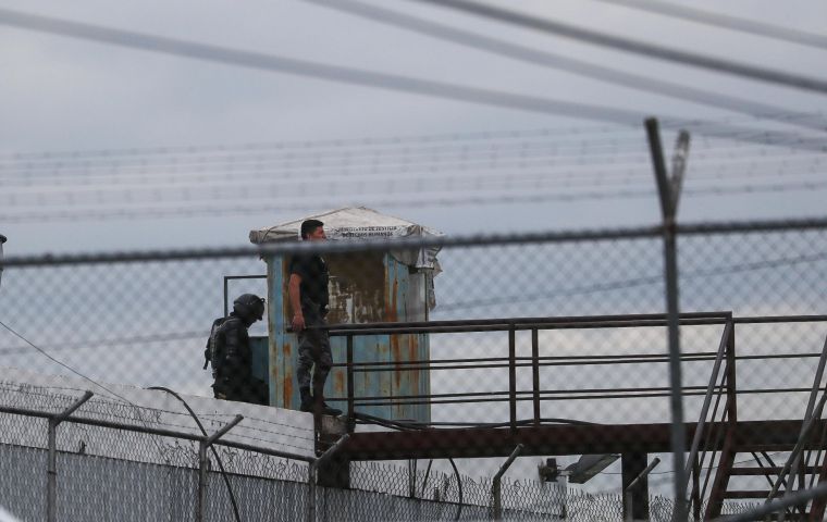 Se registró una baja en la cárcel de Machala, donde la noche del viernes se produjo un tiroteo. Foto: José Jácome / EFE