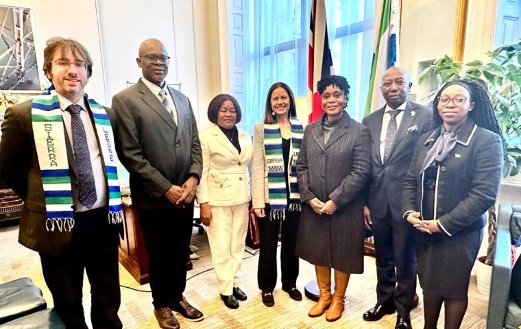 La Ministra de Sierra Leona Princess Dugba, junto a sus asesores Elizabeth Elli, Joseph C J Mamie, en Gilbert House, sede del gobierno electo de Falklands 