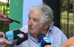 Mujica expresó que “la desgracia de Venezuela es que tiene mucho petróleo y se ha sentido cercado y tiene un gobierno autoritario, se pasan para el otro lado”
