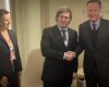 Diana Mondino y el presidente Javier Milei con Lord David Cameron en Davos