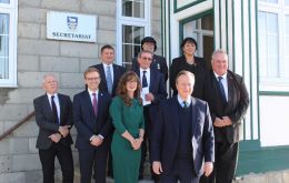 El Canciller Lord Cameron rodeado de los Miembros de la Asamblea Legislativa de las Islas Falkland