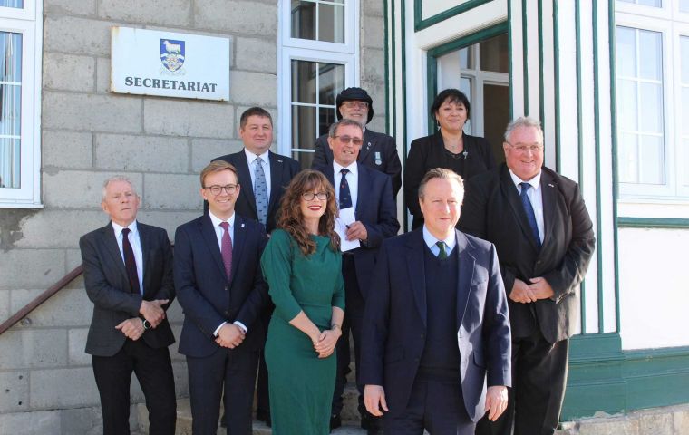 El Canciller Lord Cameron rodeado de los Miembros de la Asamblea Legislativa de las Islas Falkland